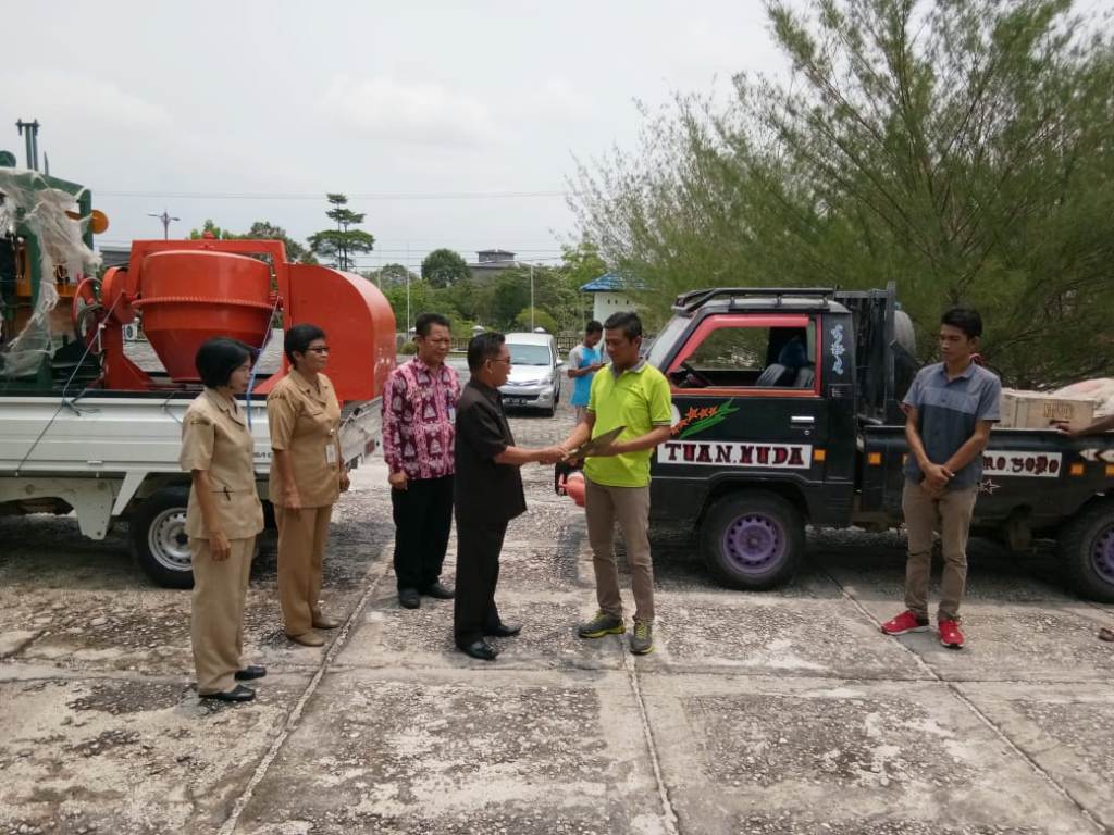 Serahkan Bantuan Mesin Pencetakan Batako