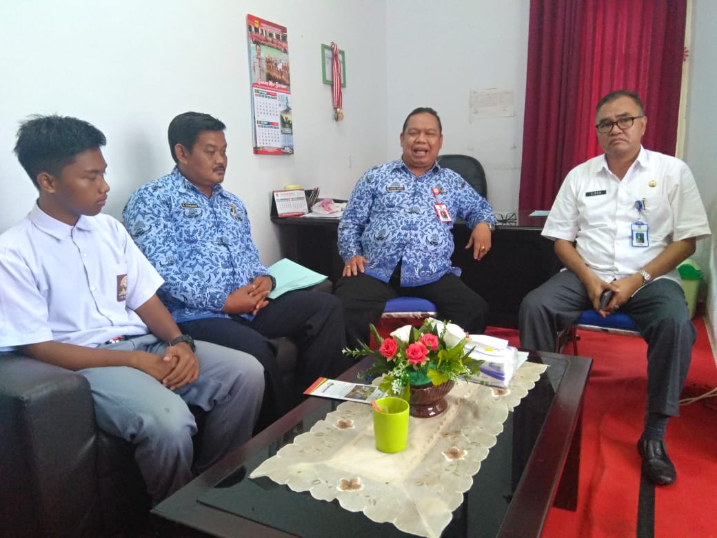 Terima Pelukis Ilham, Kadisparpora Mengaku Bangga