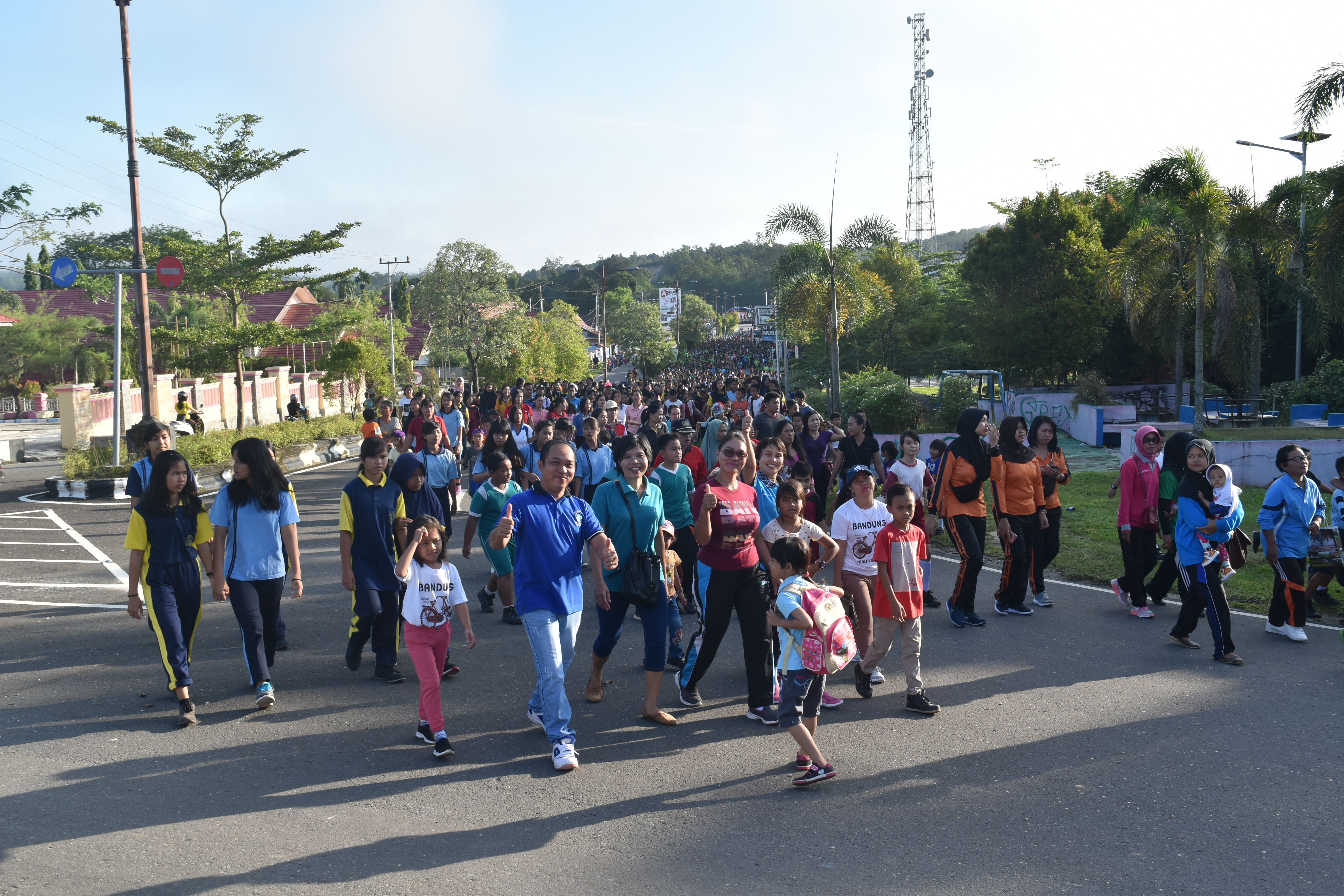 HUT PGRI dan HGN Ke 73 Pelajar dan Masyarakat Ikuti Jalan Sehat