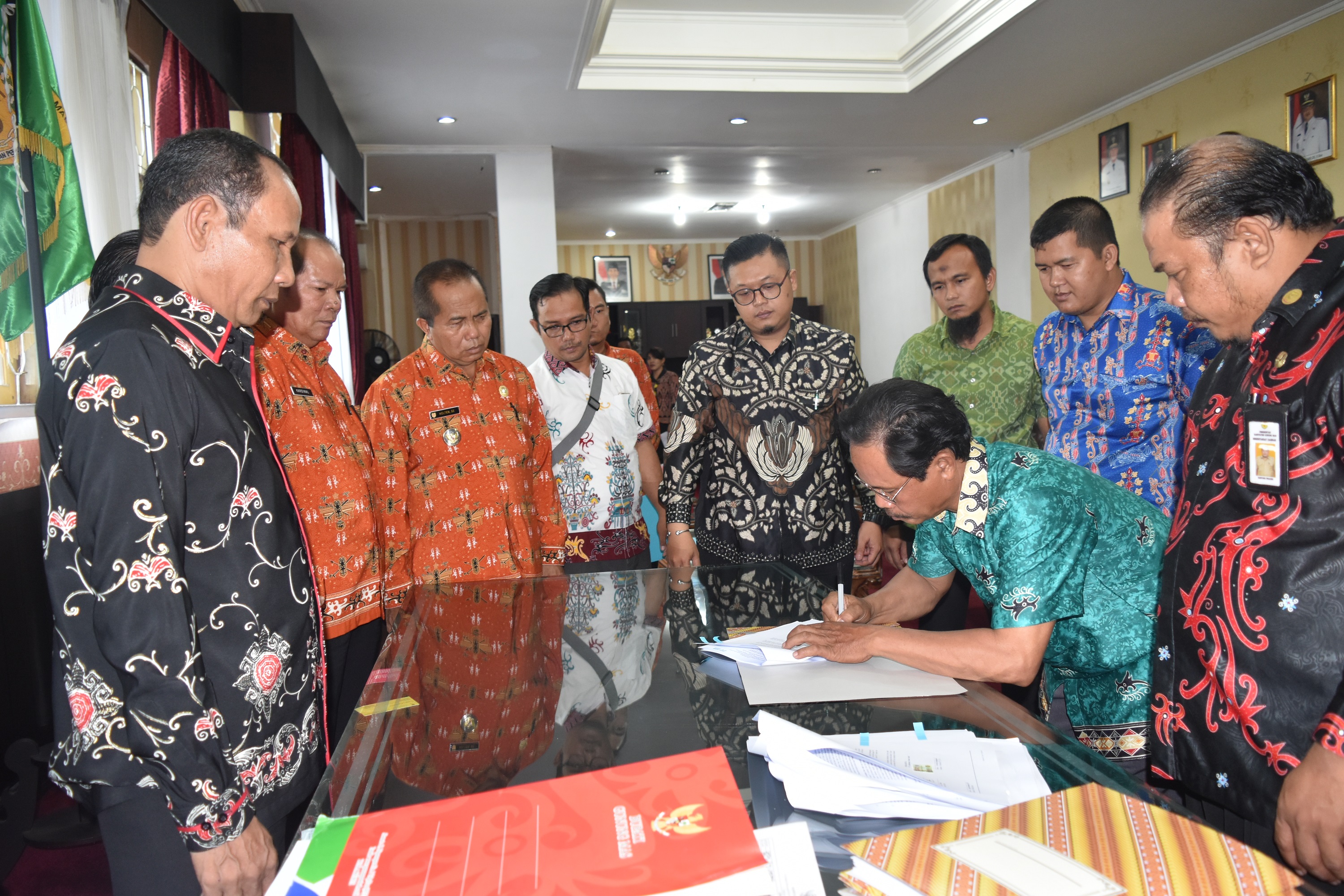 Bupati Gumas Pimpin Penekenan MoU Antara Koperasi dengan PT ATA
