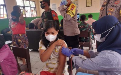 Bupati Meninjau Kegiatan Vaksinasi Anak di SDN 3 Tampang Tumbang Anjir