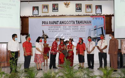 Asisten I Memukul Gong Sebagai Tanda Dibukanya Pra RAT CU Betang Asi 2021