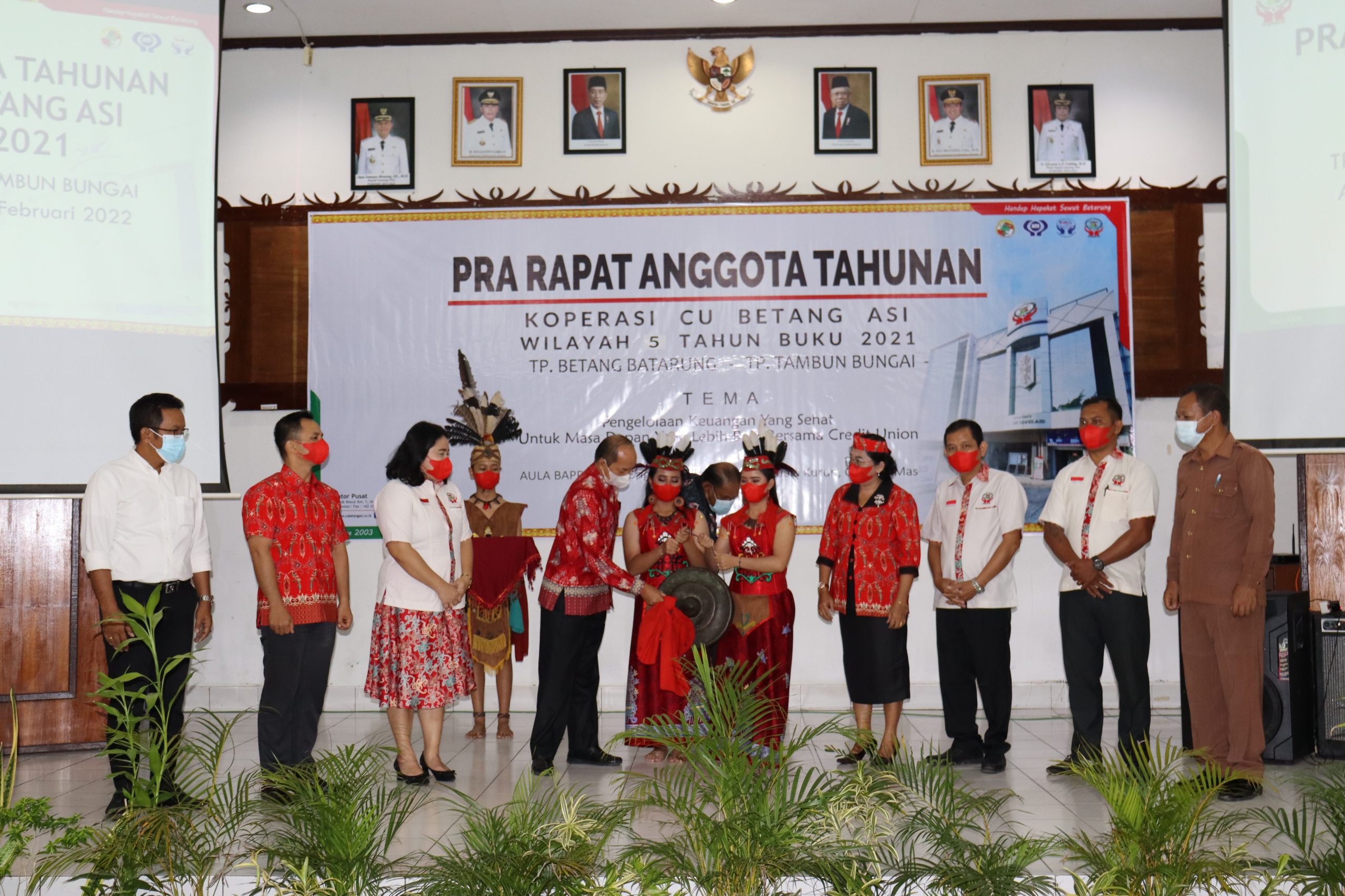 Asisten I Memukul Gong Sebagai Tanda Dibukanya Pra RAT CU Betang Asi 2021