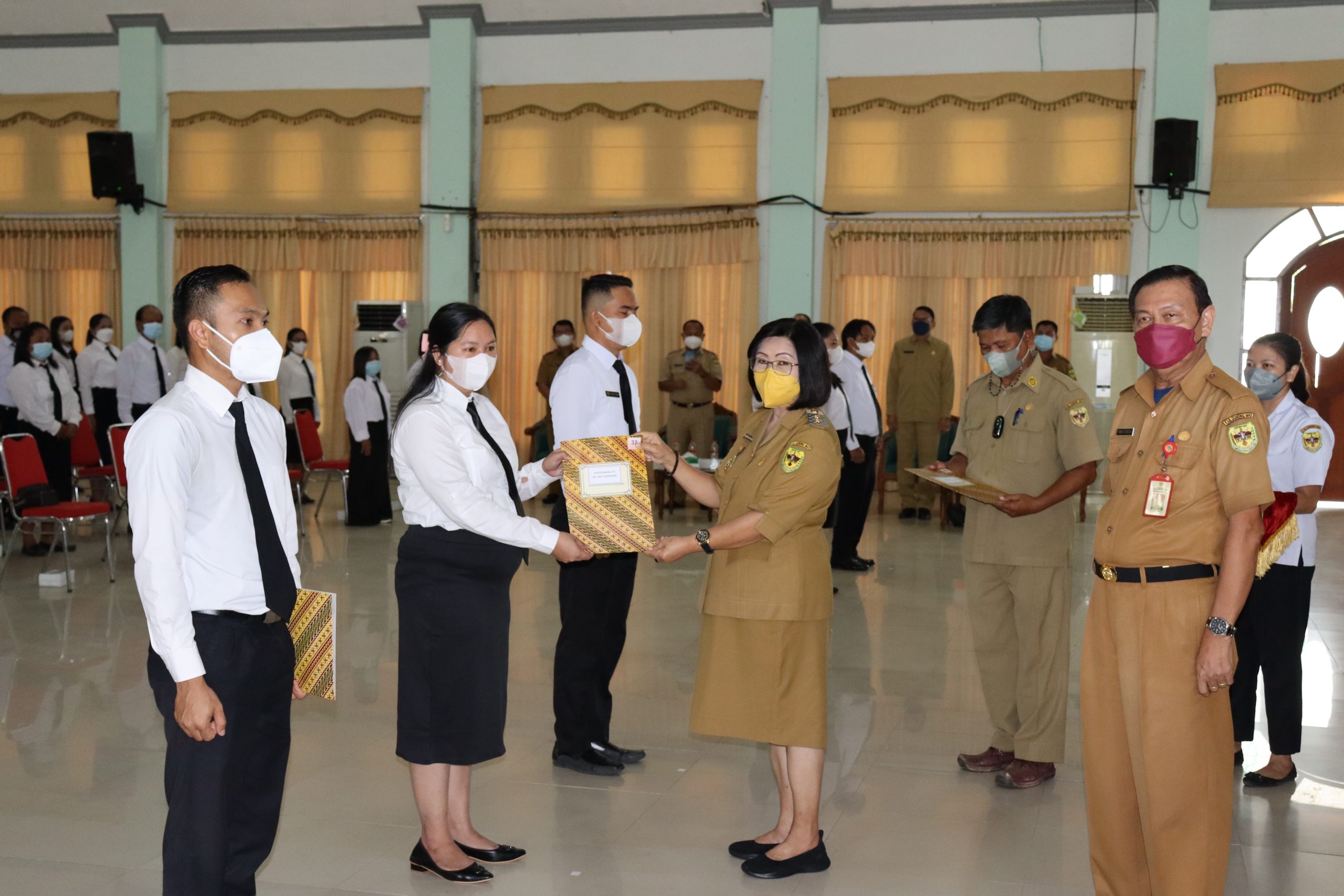 CPNS dan PPPK Menerima Petikan Surat Keputusan Bupati Gunung Mas