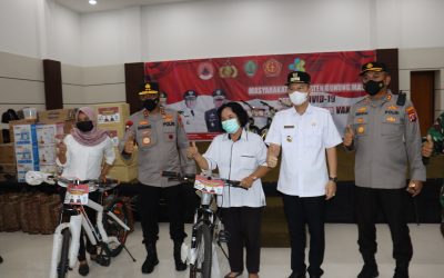 Tinjau Vaksinasi Serentak, Kapolda Kalteng dan Bupati Bagikan Hadiah