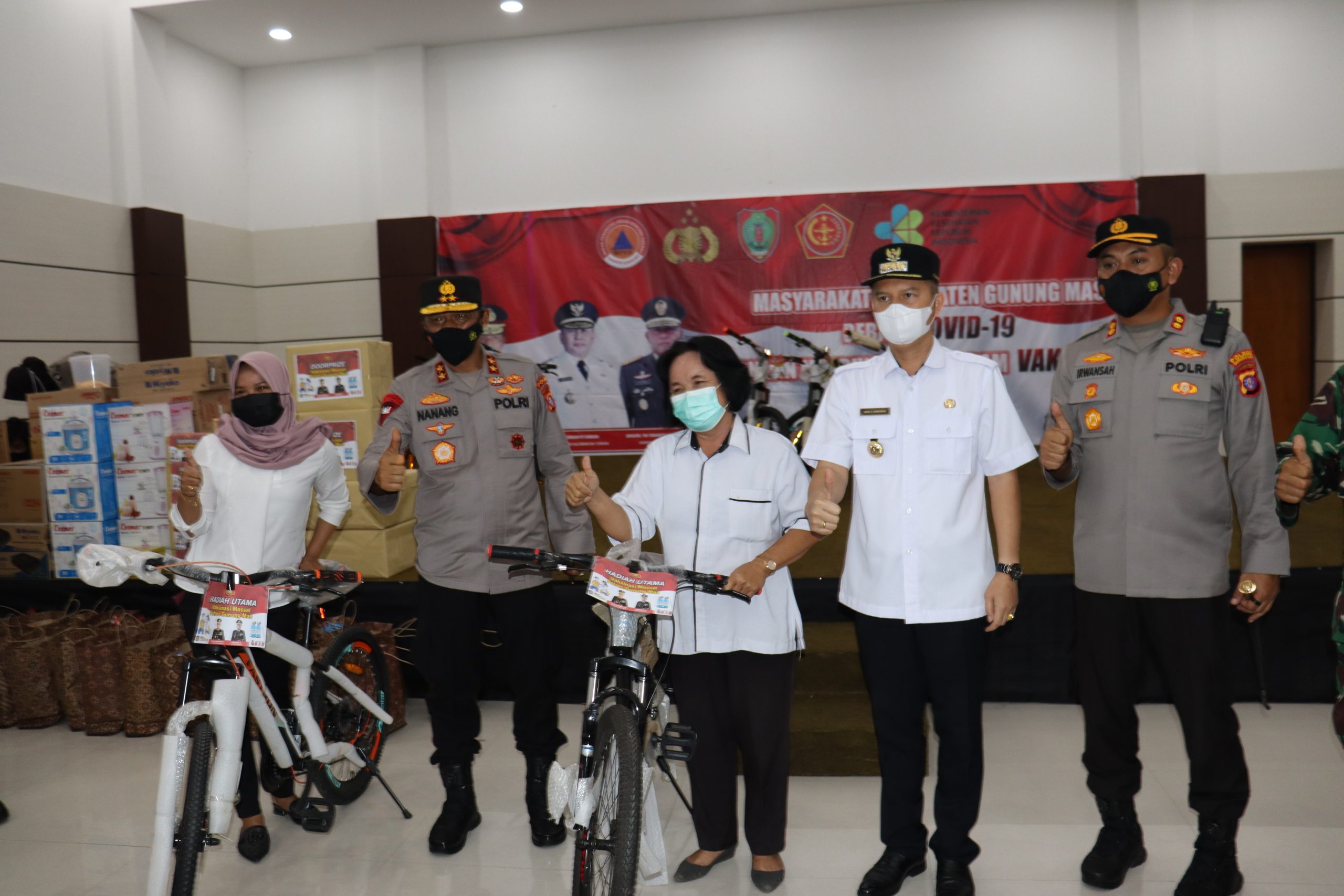 Tinjau Vaksinasi Serentak, Kapolda Kalteng dan Bupati Bagikan Hadiah