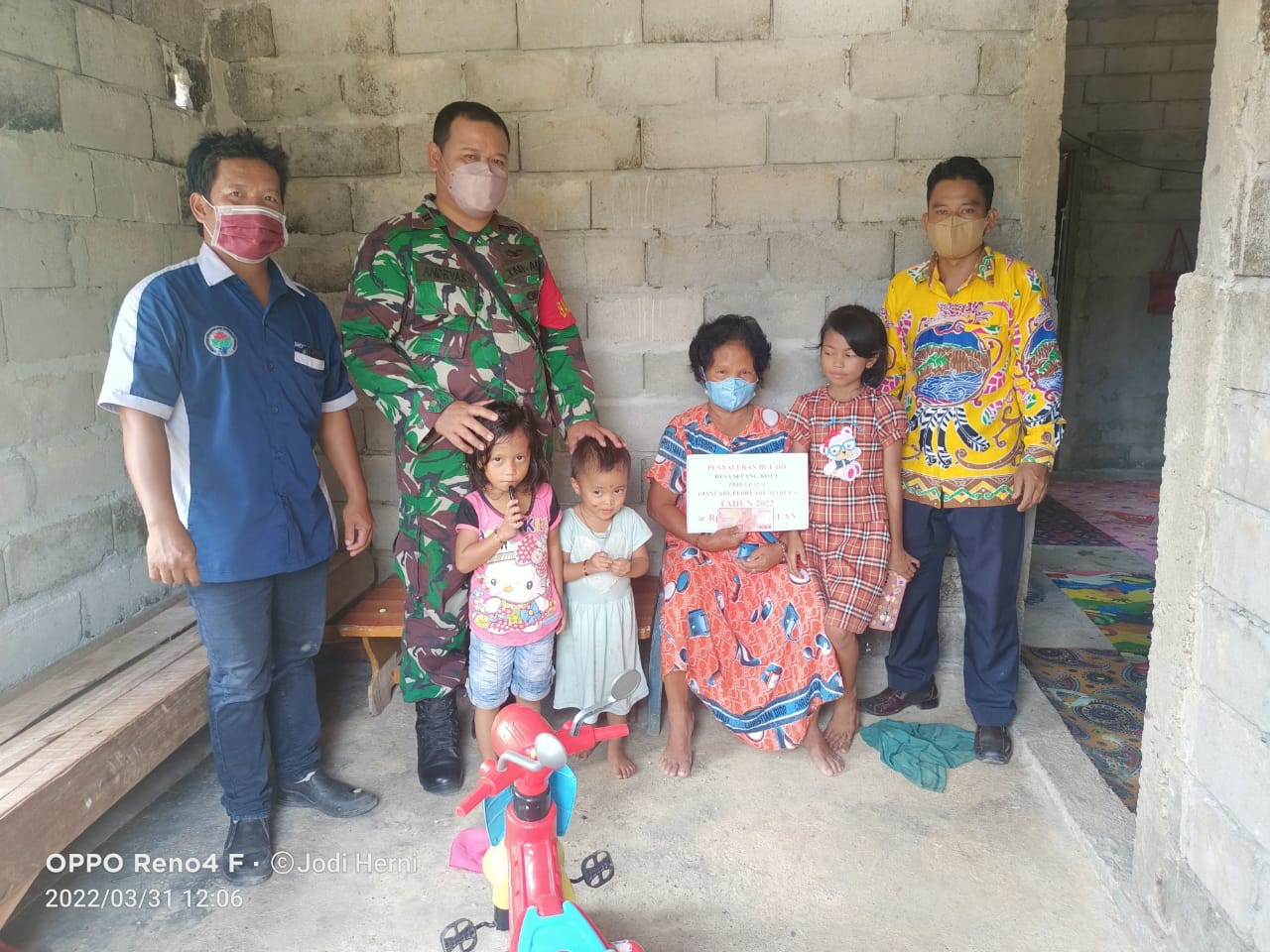 TNI – Polri dan Aparatur Desa Sepang Kota Door to Door Salurkan BLT DD Triwulan I