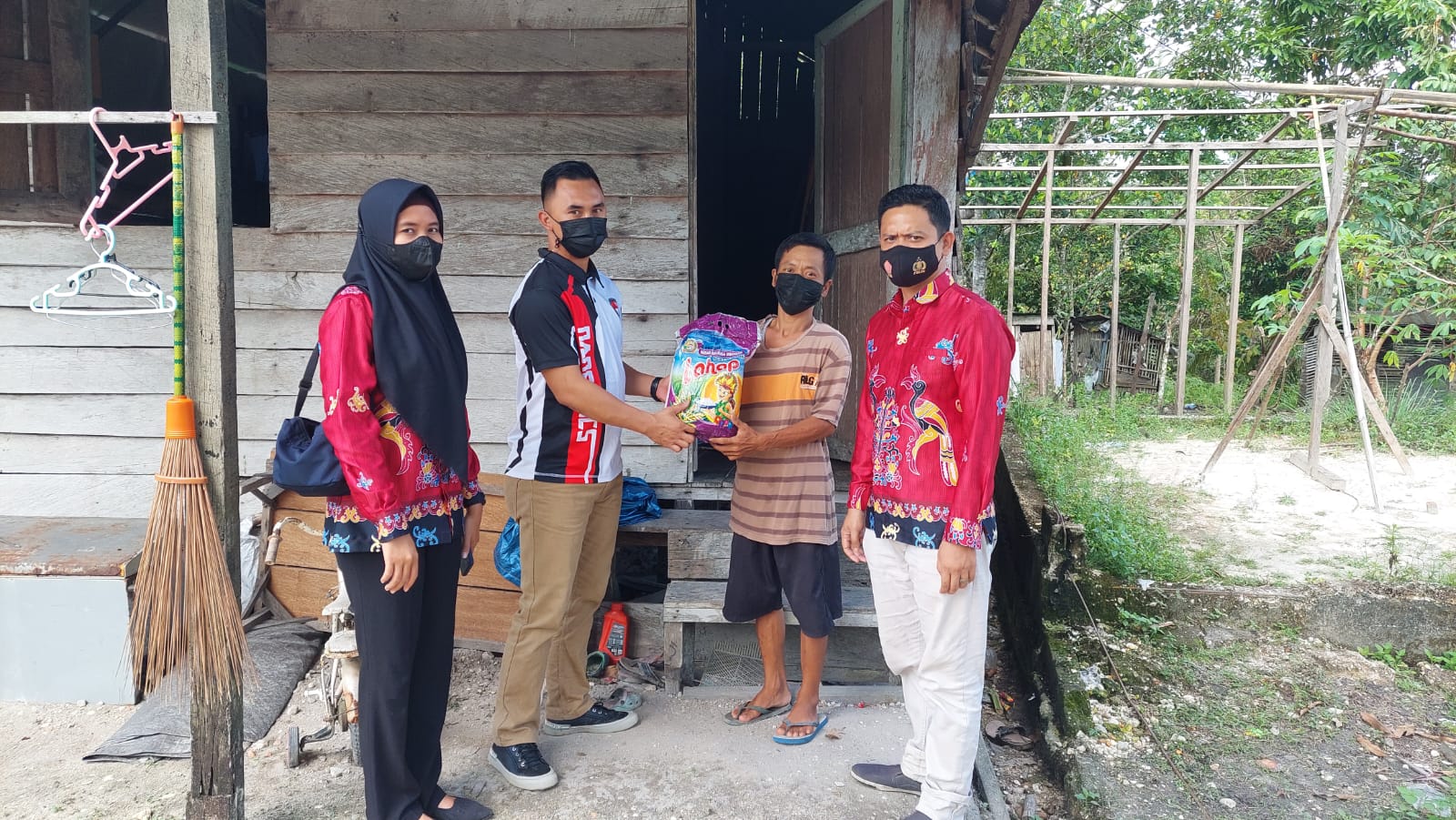 Bagikan Beras dan Bingkisan Sembako Kepada Warga