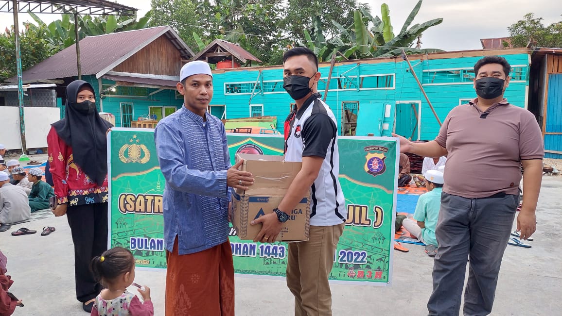 Berbagi Takjil kepada Jemaah Mushola Nurrul Fallah
