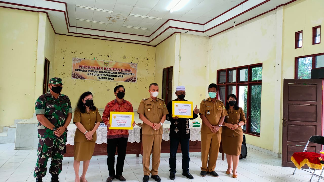Bupati Gumas Menyerahkan Dana Kompensasi Plasma PT KHS Kepada Masyarakat