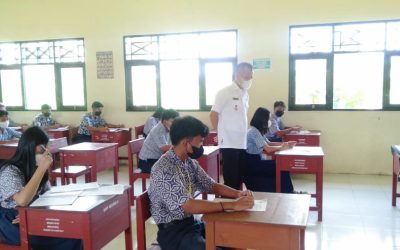 Bupati Gunung Mas Meninjau Kegiatan Ujian Sekolah Di SMPN 1 dan SMPN 4 Kuala Kurun