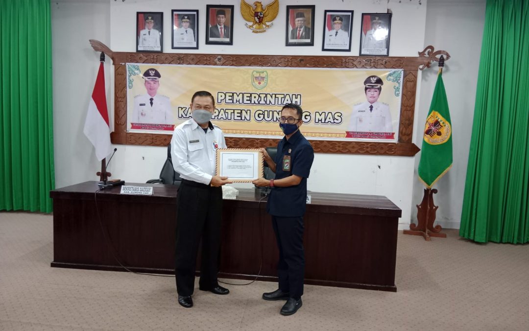 Pemkab Gumas Menyerahkan Hibah Berupa Tanah ke Pengadilan Agama Kuala Kurun