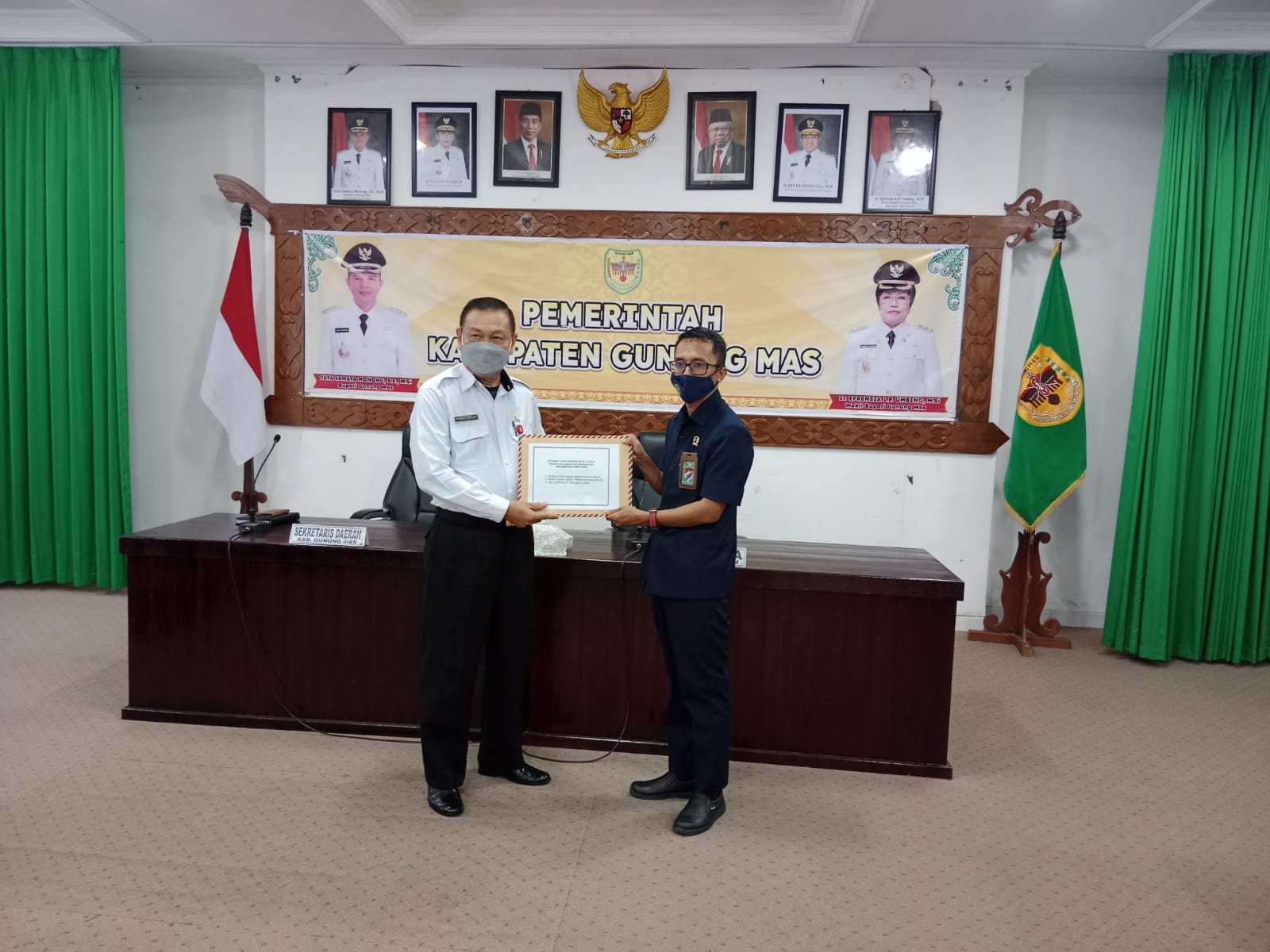 Pemkab Gumas Menyerahkan Hibah Berupa Tanah ke Pengadilan Agama Kuala Kurun