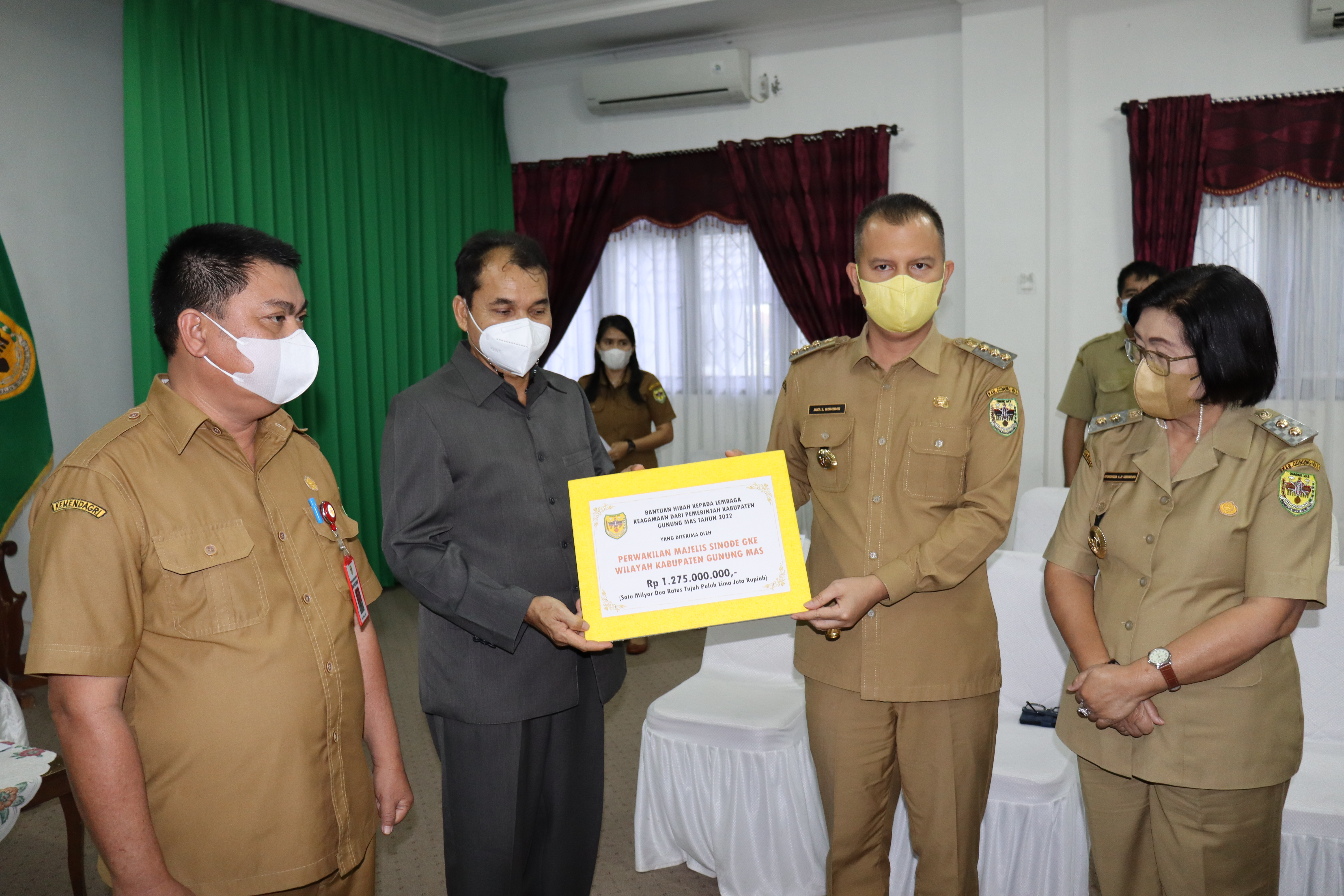 Bupati Gumas Serahkan Bantuan Hibah Kepada Lembaga Keagamaan
