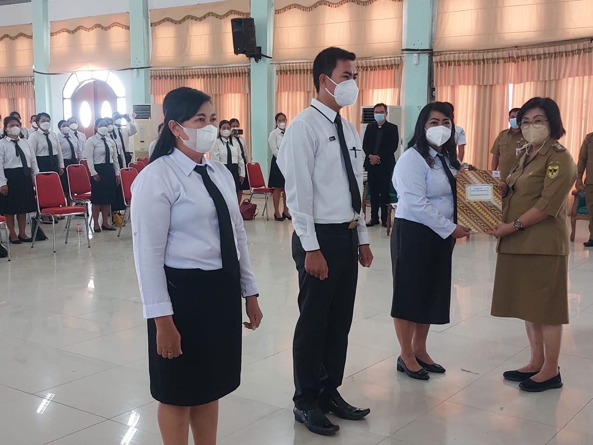 Wakil Bupati menyerahkan SK Bupati Gumas tentang pengangkatan PPPK tahap II formasi tahun 2020