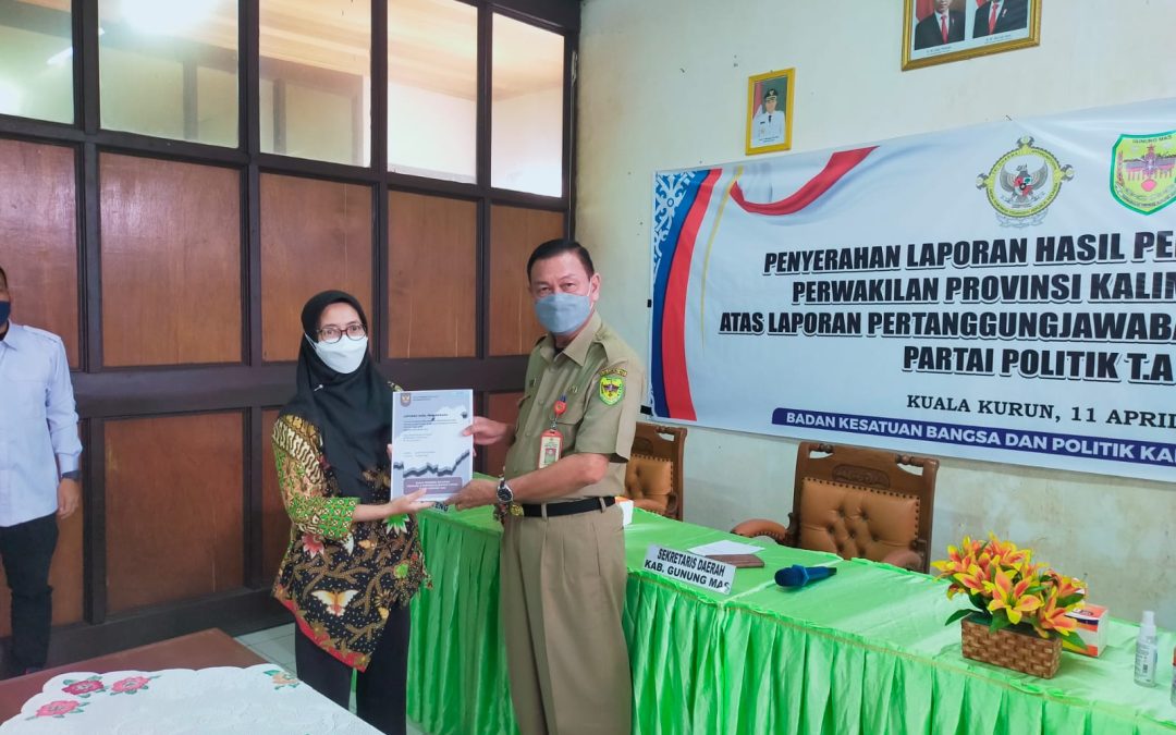 Sekda Gumas Menyerahkan LHP Pertanggungjawaban Bankeu Partai Politik Tahun 2022 