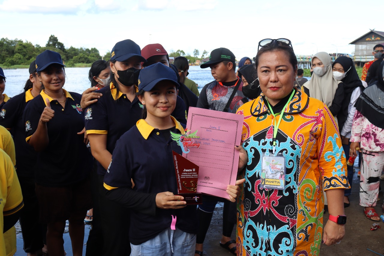 Tim Putri Gumas Raih Juara Dua Dalam Lomba Jukung Tradisional