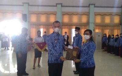 Bupati Gumas menyerahkan Surat Keputusan Pengangkatan Pegawai Negeri Sipil