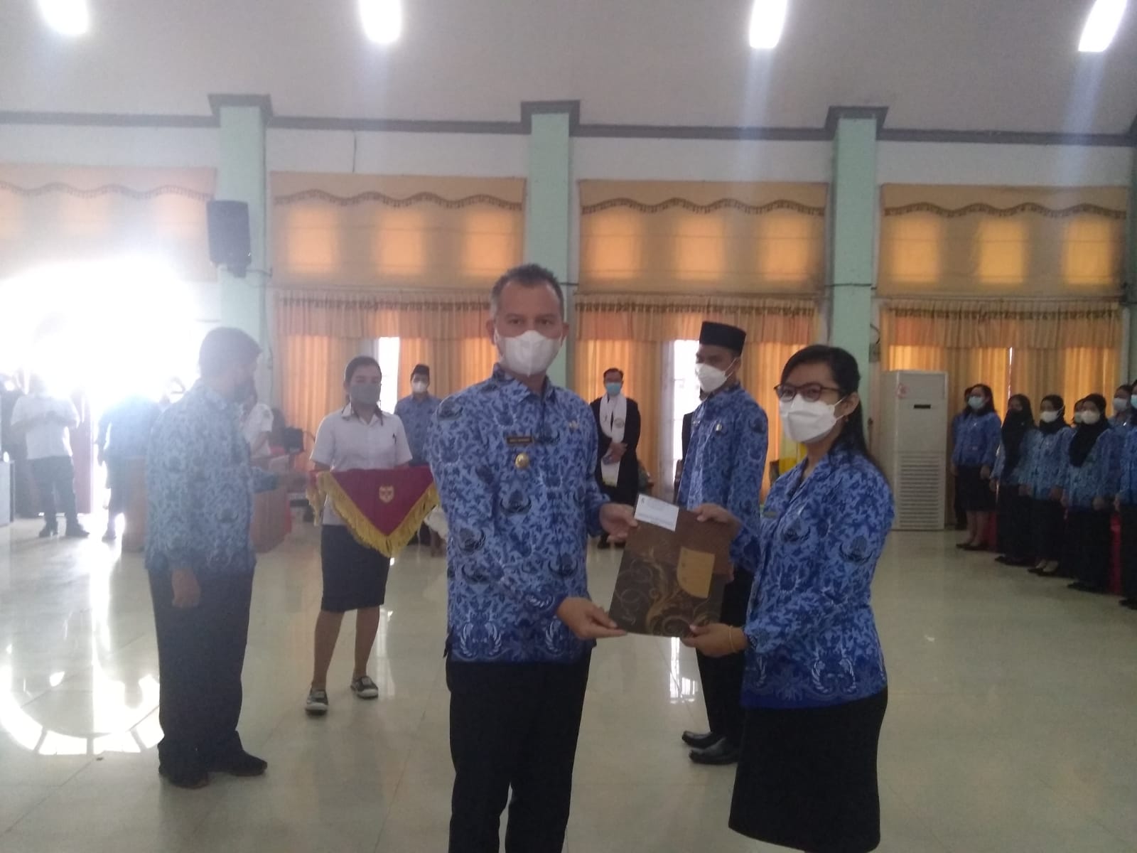 Bupati Gumas menyerahkan Surat Keputusan Pengangkatan Pegawai Negeri Sipil