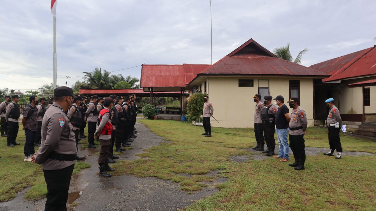 Kapolres Gumas Pimpin Apel Persiapan Pengamanan Aksi Damai Buruh dari KSBSI