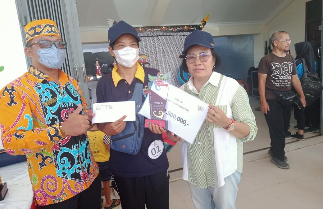 Gumas meraih juara tiga lomba habayang puteri dan lomba karungut putera