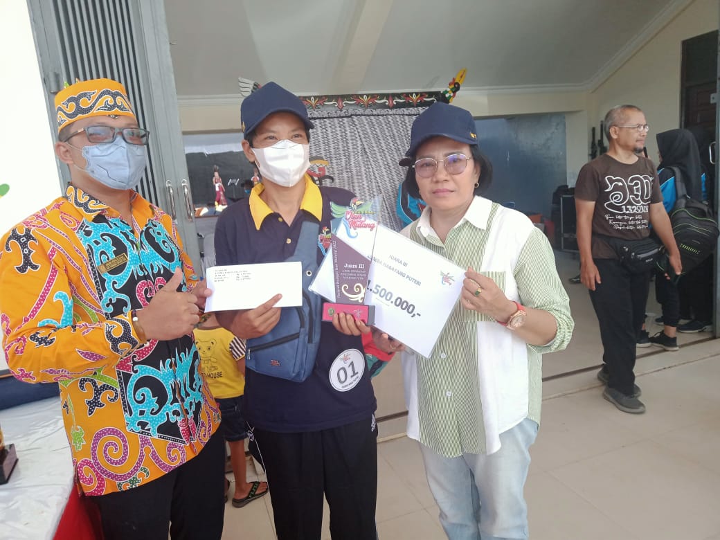 Gumas meraih juara tiga lomba habayang puteri dan lomba karungut putera