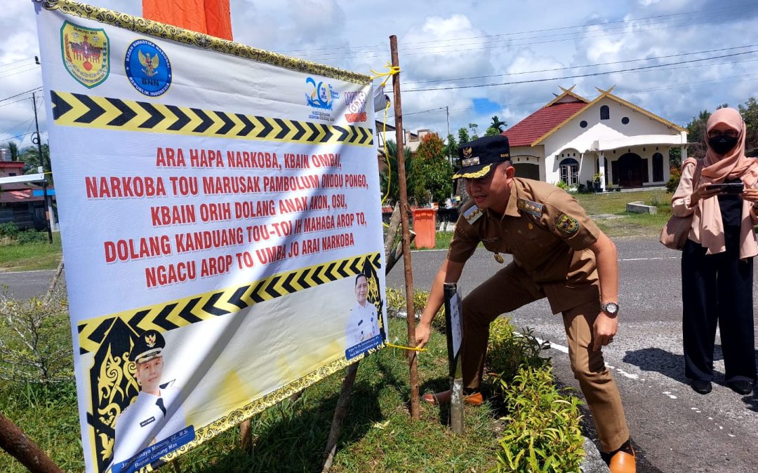 Bupati Gumas melakukan pemasangan spanduk untuk rekor MURI