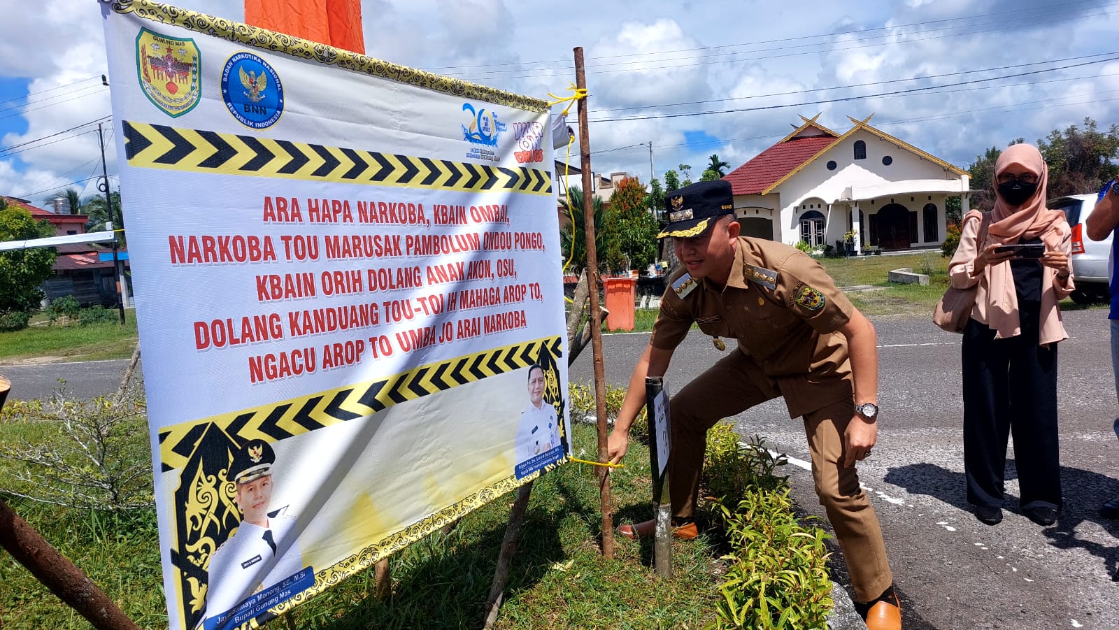 Bupati Gumas melakukan pemasangan spanduk untuk rekor MURI