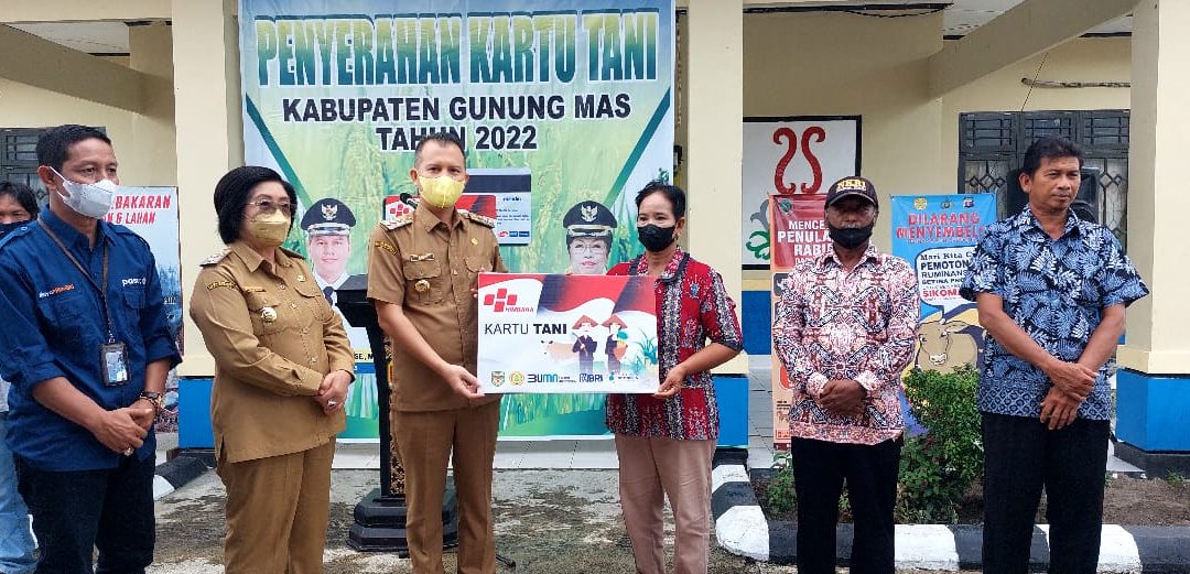 Bupati menyerahkan secara simbolis kartu tani untuk petani