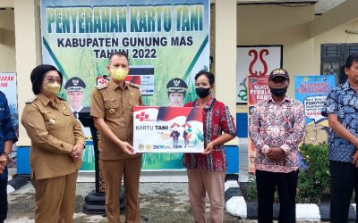 Bupati menyerahkan secara simbolis kartu tani untuk petani