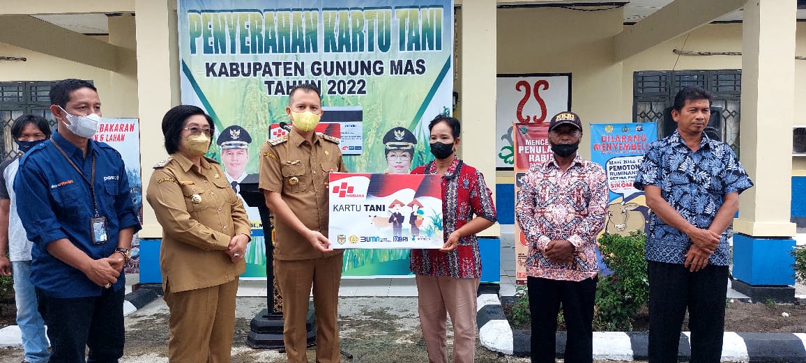 Bupati menyerahkan secara simbolis kartu tani untuk petani