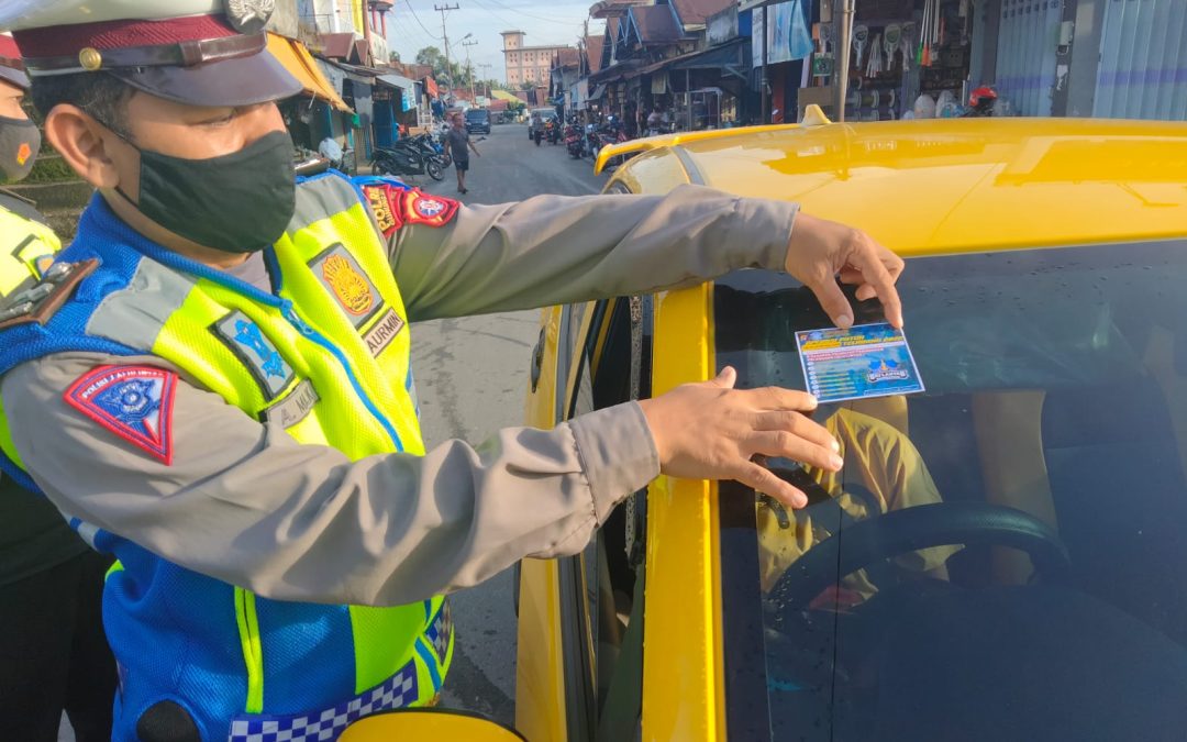 Dalam Rangka Operasi Patuh Telabang 2022, Satlantas Polres Gumas Bagikan Brosur Dan Stiker Himbauan Kamseltibcar