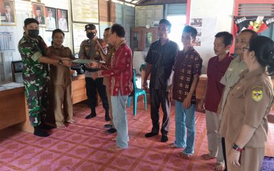 Babinsa Koramil Manuhing Pantau Penyerahan Administrasi Pilkades Serentak Tahun 2022 di Wilayah Kecamatan Manuhing Raya