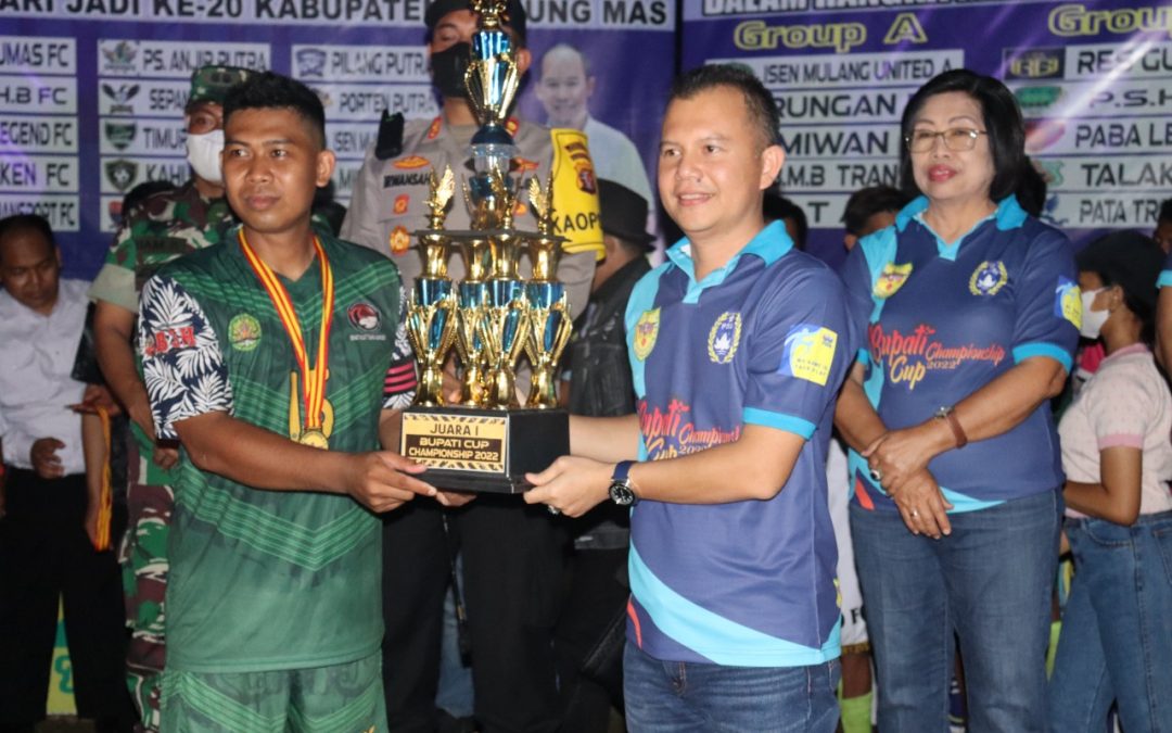 Bupati Menyerahkan Piala Sekaligus Menutup Turnamen Sepak Bola Bupati Cup 2022