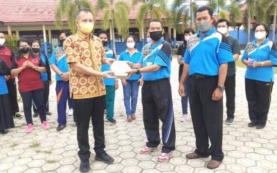 Jaya S Monong Donasikan 12.000 Buah Paping Untuk SMPN-1 Kurun