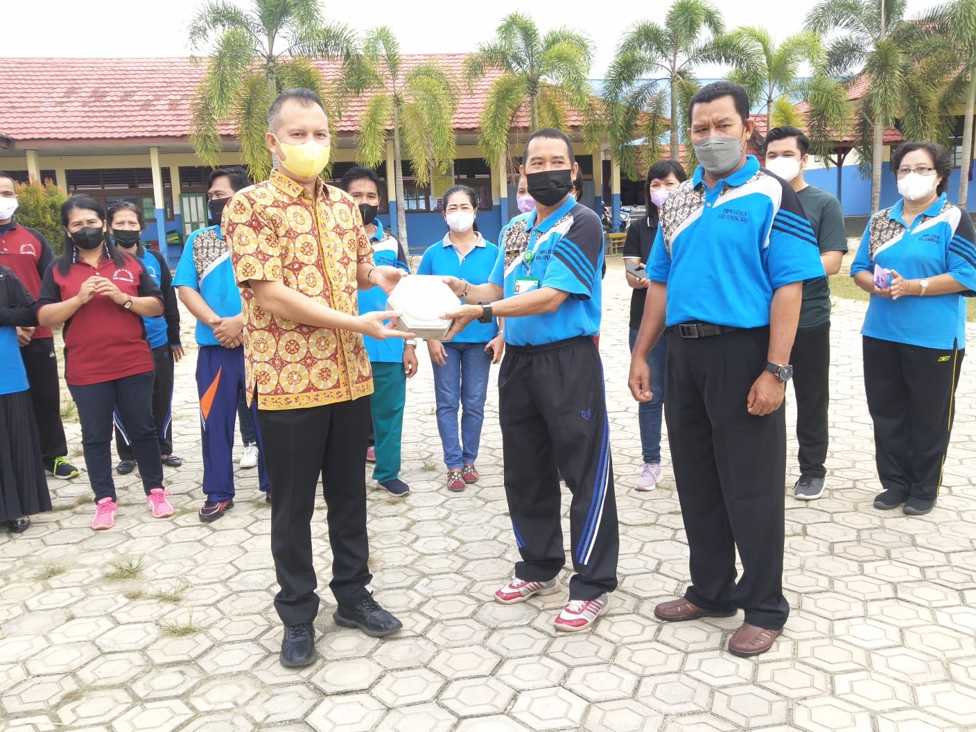 Jaya S Monong Donasikan 12.000 Buah Paping Untuk SMPN-1 Kurun