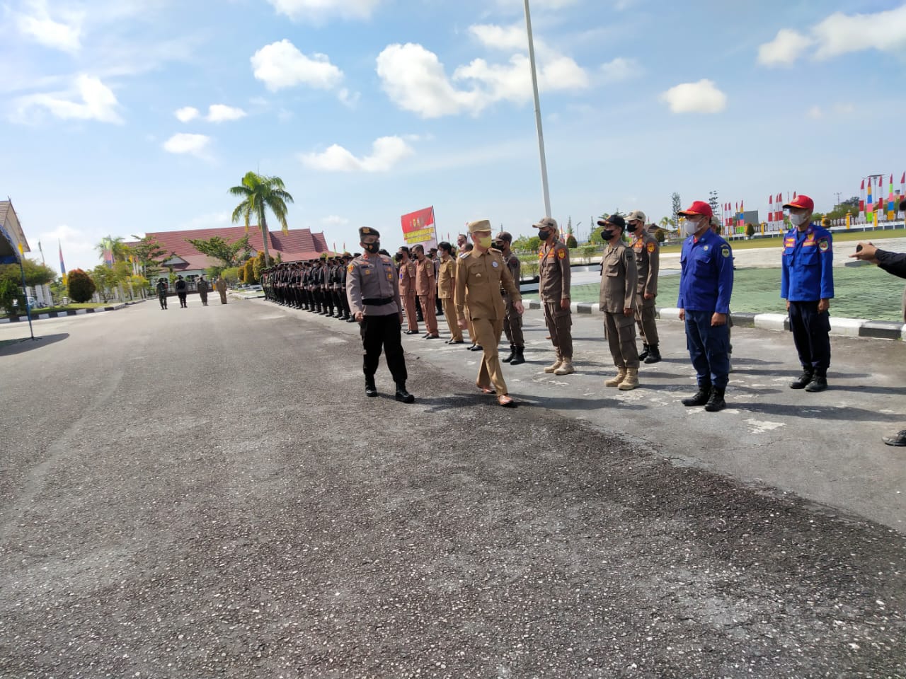 Bupati Periksa Pasukan Pengamanan dan Logistik Pilkades serentak Gelombang I