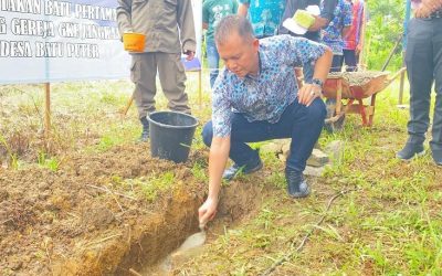 Bupati Gumas Meletakkan Batu Pertama Pembangunan Gereja GKE Calon Jemaat Jangkang