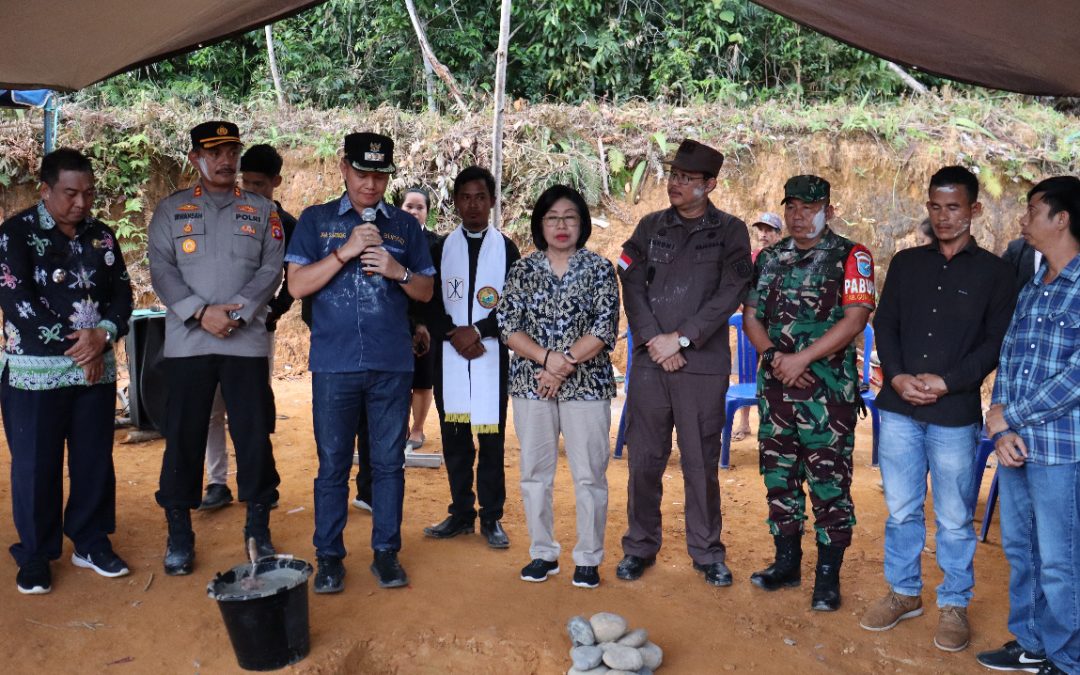 Bupati Dan Wakil Bupati Bersama Forkopimda Meletakan Batu Pertama Pembangunan Gereja Di Desa Tumbang Manyoi