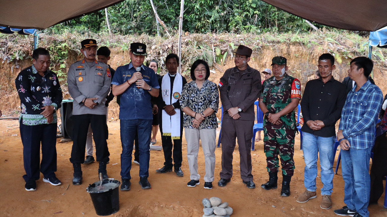Bupati Dan Wakil Bupati Bersama Forkopimda Meletakan Batu Pertama Pembangunan Gereja Di Desa Tumbang Manyoi