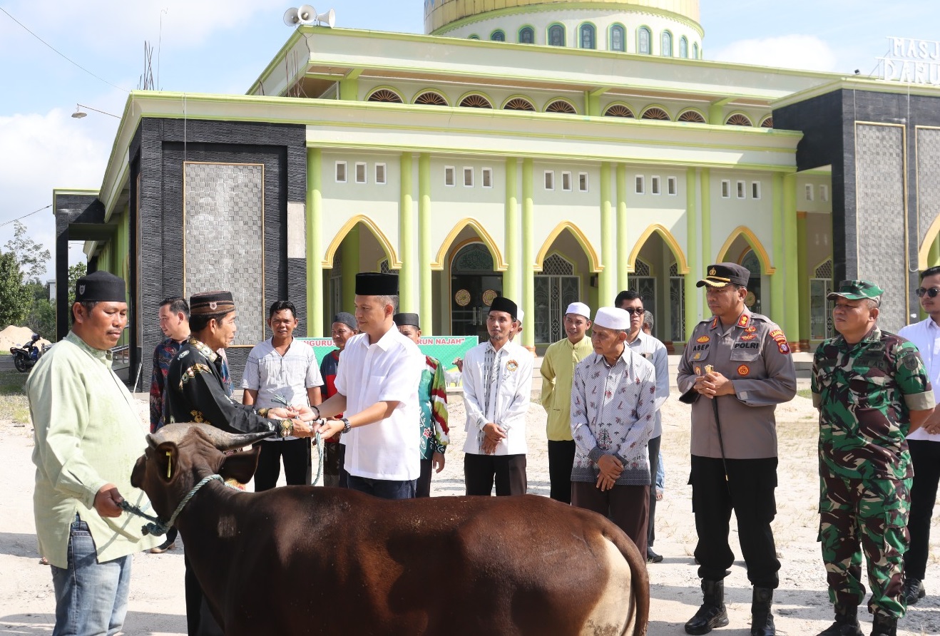 Bupati Secara Simbolis Menyerahkan Bantuan Hewan Kurban