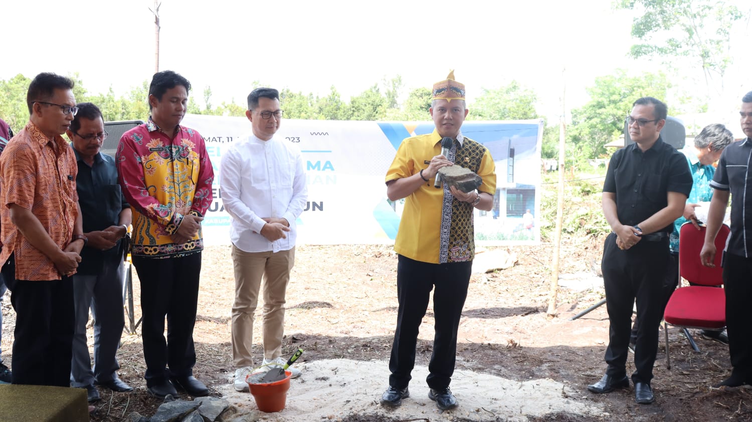 Bupati Meletakan Batu Pertama Pembangunan Gereja YHS Kuala Kurun