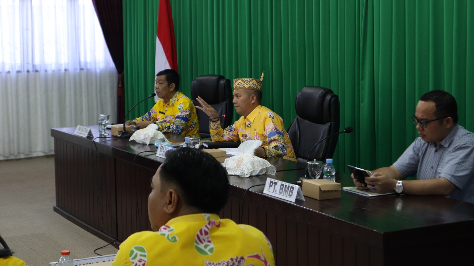 Bupati Pimpin Rapat Mediasi Antara PT. BMB Dan Koperasi Mitra